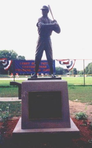 larrydobystatue.jpg